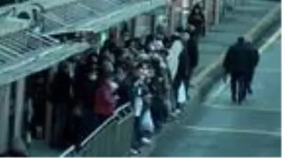Cevizlibağ metrobüs duraklarında akşam yoğunluğu Cevizlibağ metrobüs duraklarında akşam yoğunluğu