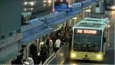 Cevizlibağ metrobüs duraklarında akşam yoğunluğu Cevizlibağ metrobüs duraklarında akşam yoğunluğu