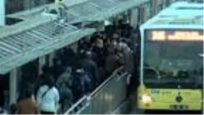 Cevizlibağ metrobüs duraklarında akşam yoğunluğu Cevizlibağ metrobüs duraklarında akşam yoğunluğu