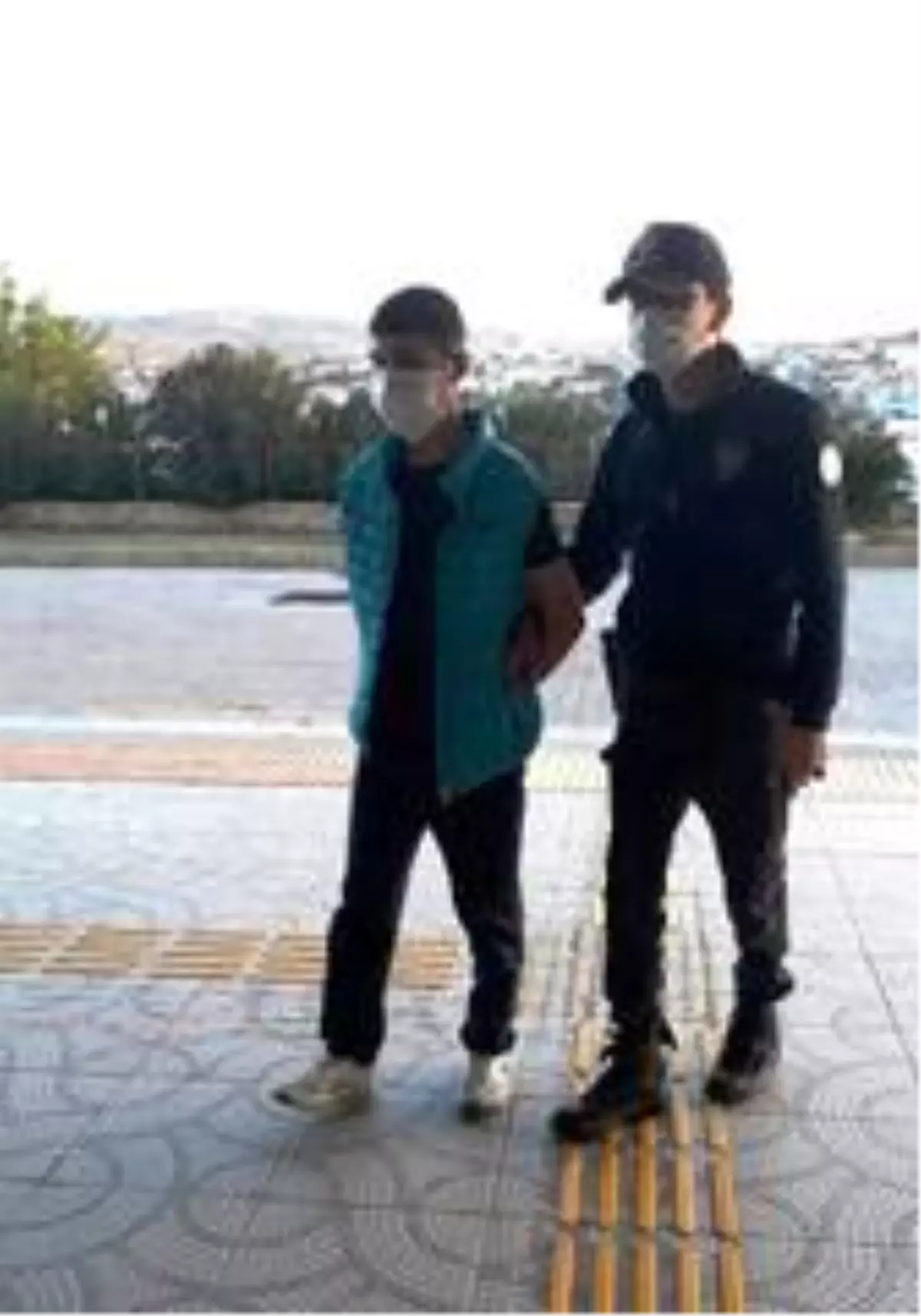 El öpmeye geldi, hırsızlık yaptı