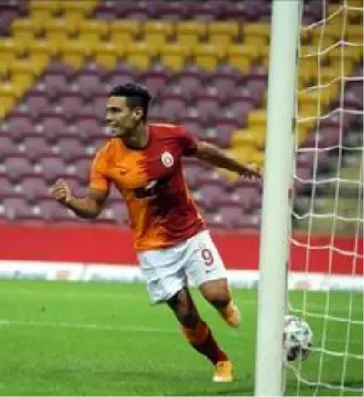 Galatasaray'da Radamel Falcao idmanı tamamlayamadı Galatasaray'da Radamel Falcao idmanı tamamlayamadı