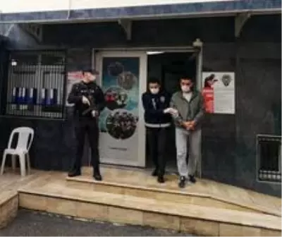 Son dakika haber | Girdiği evde suçüstü yakalanan hırsızdan şoke eden ifade: 'Karnım açıktı kek yedim, evi toparladım' Son dakika haber | Girdiği evde suçüstü yakalanan hırsızdan şoke eden ifade: 'Karnım açıktı kek yedim, evi toparladım'