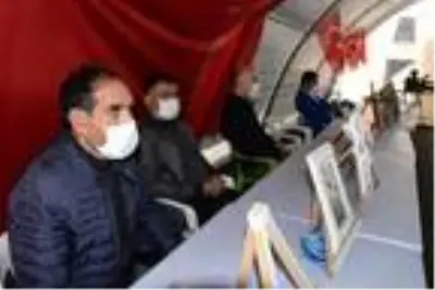HDP önündeki eylemde 430'uncu gün; 90 yaşında evlat nöbetine katıldı HDP önündeki eylemde 430'uncu gün; 90 yaşında evlat nöbetine katıldı