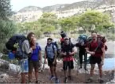 Likya Yolu yürüyüşünde karşılaşan iki gruptan barış ve dostluk yürüyüşü Likya Yolu yürüyüşünde karşılaşan iki gruptan barış ve dostluk yürüyüşü
