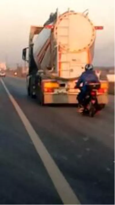 Motosiklet sürücüsünün tehlikeli yolculuğu Motosiklet sürücüsünün tehlikeli yolculuğu