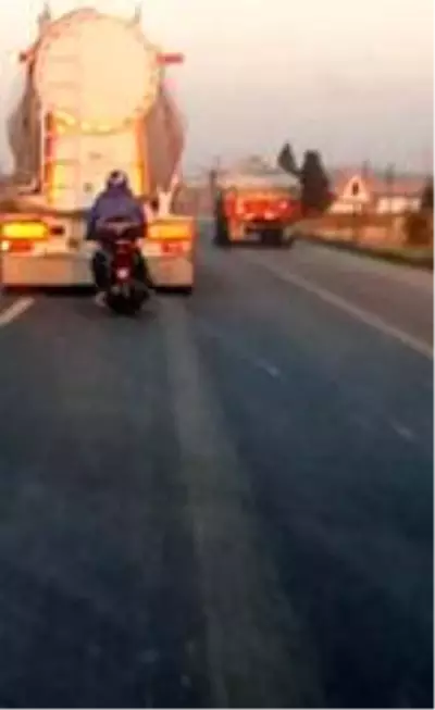 Motosiklet sürücüsünün tehlikeli yolculuğu Motosiklet sürücüsünün tehlikeli yolculuğu
