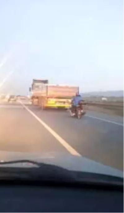 Motosiklet sürücüsünün tehlikeli yolculuğu Motosiklet sürücüsünün tehlikeli yolculuğu