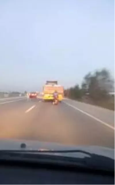 Motosiklet sürücüsünün tehlikeli yolculuğu Motosiklet sürücüsünün tehlikeli yolculuğu