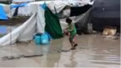 Savaş mağduru Suriyelilerin çadırlarını sel vurdu Savaş mağduru Suriyelilerin çadırlarını sel vurdu