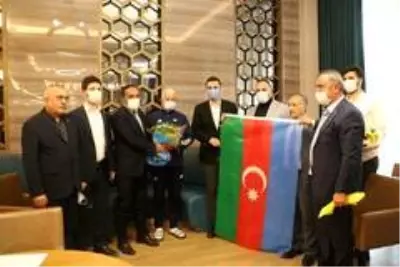 Karabağ Futbol Kulübü'ne, Kur'an-ı Kerim ve Türk Bayrağı hediye edildi Karabağ Futbol Kulübü'ne, Kur'an-ı Kerim ve Türk Bayrağı hediye edildi