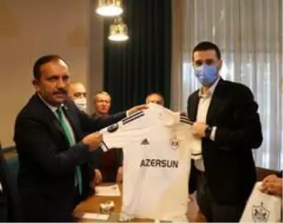 Karabağ Futbol Kulübü'ne, Kur'an-ı Kerim ve Türk Bayrağı hediye edildi Karabağ Futbol Kulübü'ne, Kur'an-ı Kerim ve Türk Bayrağı hediye edildi