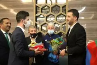 Karabağ Futbol Kulübü'ne, Kur'an-ı Kerim ve Türk Bayrağı hediye edildi Karabağ Futbol Kulübü'ne, Kur'an-ı Kerim ve Türk Bayrağı hediye edildi