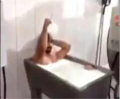 Son Dakika | Süt kazanına girip banyo yaptı Son Dakika | Süt kazanına girip banyo yaptı
