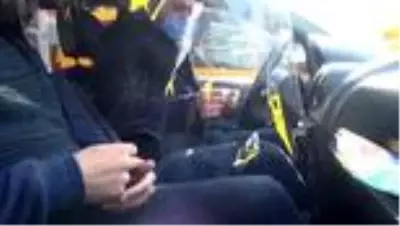 Taksi şoförü koronavirüsten korunmak için sürücü bölümünü şeffaf brandayla izole etti Taksi şoförü koronavirüsten korunmak için sürücü bölümünü şeffaf brandayla izole etti