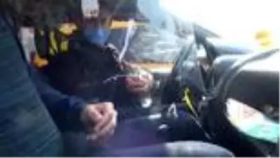 Taksi şoförü koronavirüsten korunmak için sürücü bölümünü şeffaf brandayla izole etti Taksi şoförü koronavirüsten korunmak için sürücü bölümünü şeffaf brandayla izole etti