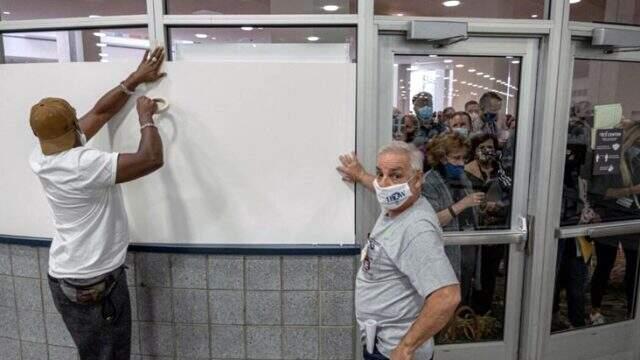 Trump destekçileri silahlarla Arizona'da seçim merkezi bastı