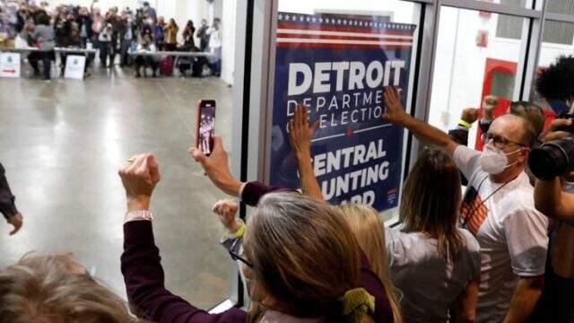 Trump destekçileri silahlarla Arizona'da seçim merkezi bastı