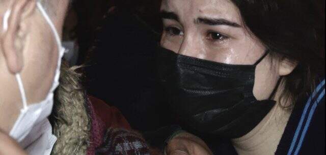 Yıkılan Rıza Bey Apartmanı'nın önünde duygu dolu anlar: Karanfiller bırakıldı, mumlar yakıldı