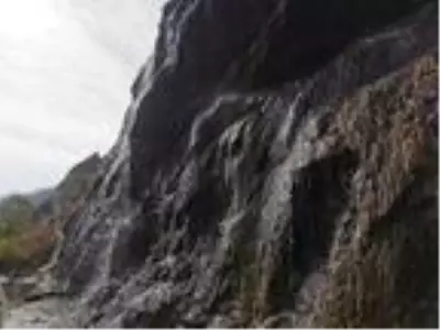 'Ağlayan Kayalar' yoldan geçenlerin ilgi odağı oldu 'Ağlayan Kayalar' yoldan geçenlerin ilgi odağı oldu