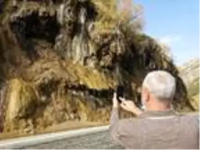 'Ağlayan Kayalar' yoldan geçenlerin ilgi odağı oldu 'Ağlayan Kayalar' yoldan geçenlerin ilgi odağı oldu