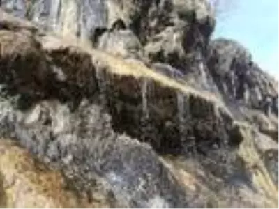 'Ağlayan Kayalar' yoldan geçenlerin ilgi odağı oldu 'Ağlayan Kayalar' yoldan geçenlerin ilgi odağı oldu