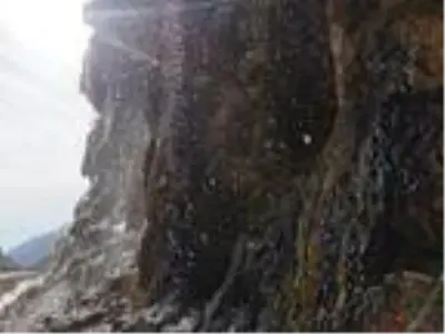 'Ağlayan Kayalar' yoldan geçenlerin ilgi odağı oldu 'Ağlayan Kayalar' yoldan geçenlerin ilgi odağı oldu