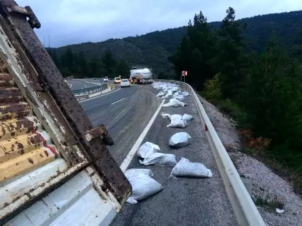 Balıkesir'de pancar yüklü kamyon devrildi: 2 yaralı