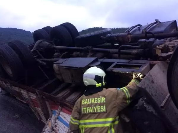 Balıkesir'de pancar yüklü kamyon devrildi: 2 yaralı