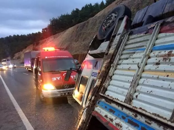 Balıkesir'de pancar yüklü kamyon devrildi: 2 yaralı