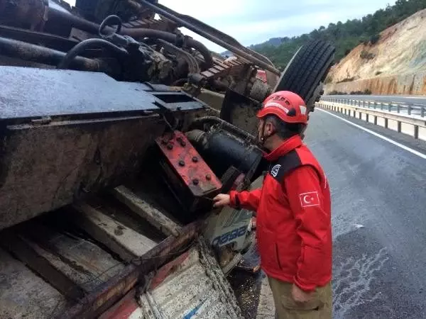 Balıkesir'de pancar yüklü kamyon devrildi: 2 yaralı