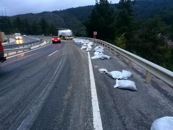 Balıkesir'de pancar yüklü kamyon devrildi: 2 yaralı