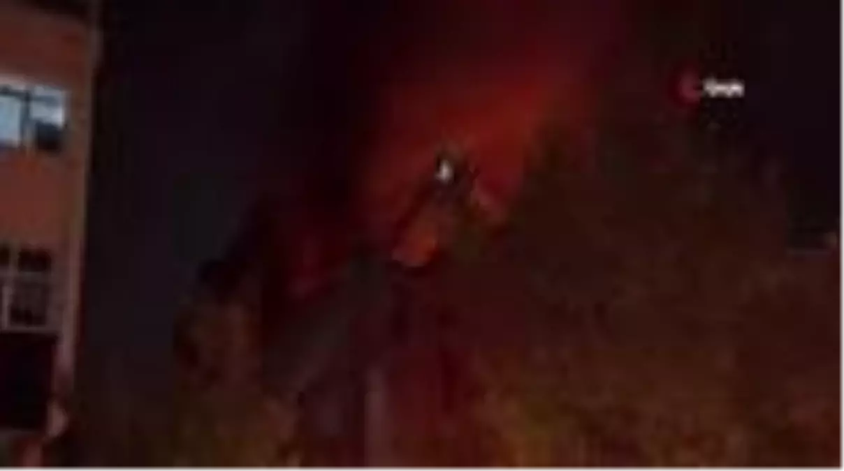 Başkent'te oto aksesuar dükkanının çatısı yandı