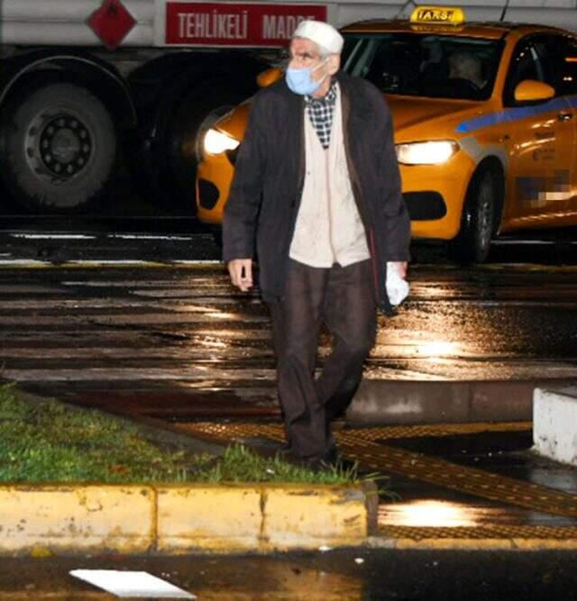 Çılgın Bediş dizisinin Kapıcı Abdül'ü Abdülhamit Danışır, trafikte kitap satarken grüntülendi Çılgın Bediş dizisinin Kapıcı Abdül'ü Abdülhamit Danışır, trafikte kitap satarken grüntülendi