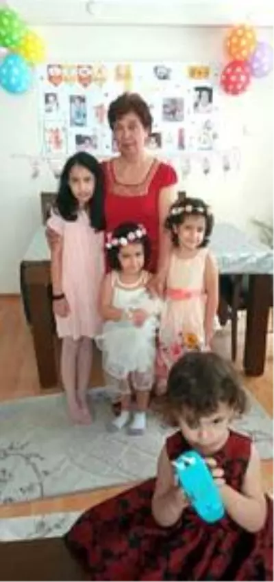 Depremde 4 torunuyla ölen babaanne hayatını torunlarına adamış Depremde 4 torunuyla ölen babaanne hayatını torunlarına adamış