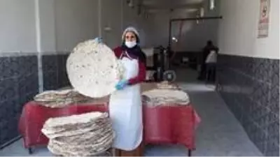 Elinin hamuruyla istihdam sağlıyor... Sacda yaptığı ekmek için fabrika kurdu Elinin hamuruyla istihdam sağlıyor... Sacda yaptığı ekmek için fabrika kurdu