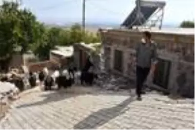 Engelli Demir, hibe desteğiyle kurduğu çiftlikle hayata tutundu Engelli Demir, hibe desteğiyle kurduğu çiftlikle hayata tutundu