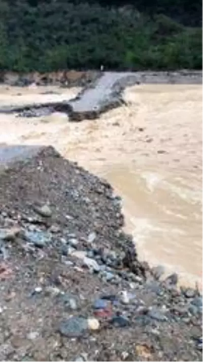 Giresun'da şantiyeyi sel bastı iş makineleri sürüklendi