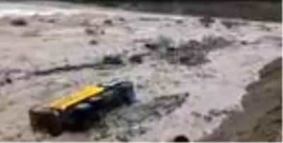 Giresun'da şantiyeyi sel bastı iş makineleri sürüklendi