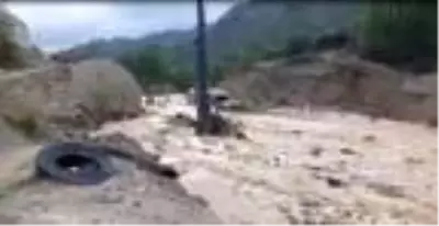 Giresun'da şantiyeyi sel bastı iş makineleri sürüklendi