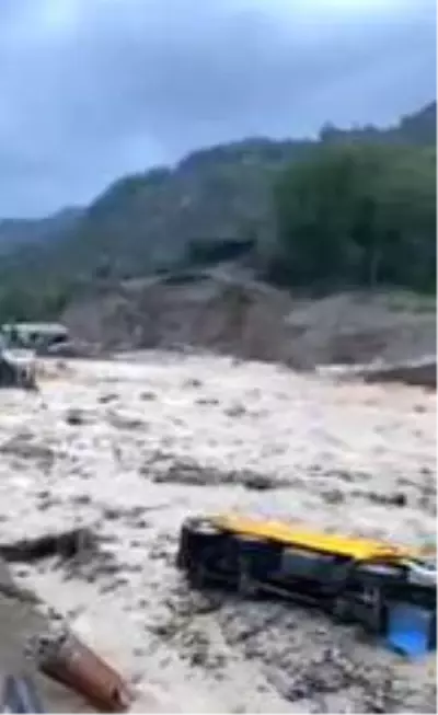 Giresun'da şantiyeyi sel bastı iş makineleri sürüklendi