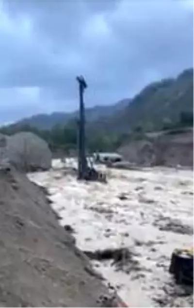 Giresun'da şantiyeyi sel bastı iş makineleri sürüklendi