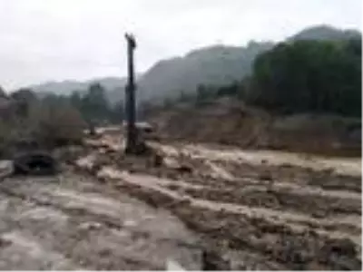 Giresun'da şantiyeyi sel bastı iş makineleri sürüklendi