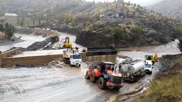 Son dakika haberleri | Hakkari'de sağanak, sele neden oldu