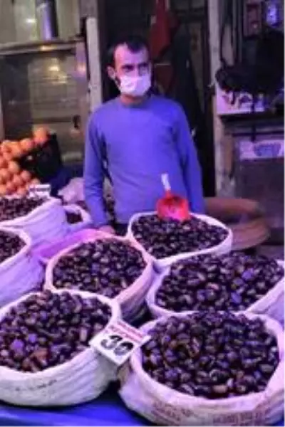 Fiyatı altınla yarışan kestanenin tanesi 1 liraya satılıyor Fiyatı altınla yarışan kestanenin tanesi 1 liraya satılıyor