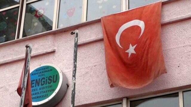 İl Milli Eğitim Müdürü'nden özel eğitim merkezine 'eskiyen bayrak' tepkisi: Acilen bu bayrağı değiştirin