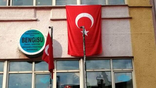 İl Milli Eğitim Müdürü'nden özel eğitim merkezine 'eskiyen bayrak' tepkisi: Acilen bu bayrağı değiştirin