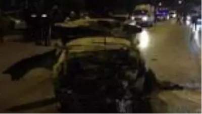 Son dakika haberi... Kaldırımdaki yaya ile ağaca çarpan otomobilde yangın çıktı Son dakika haberi... Kaldırımdaki yaya ile ağaca çarpan otomobilde yangın çıktı