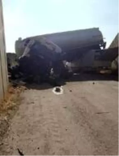 Kontrolden çıkan tanker, kamyonetin üzerine düştü