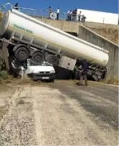 Kontrolden çıkan tanker, kamyonetin üzerine düştü