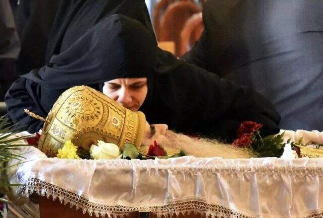 Koronaya kafa tutup piskoposun naaşını öpmüşlerdi! Birer birer virüse yakalanıyorlar